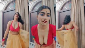 Ayushi Lalwani showing deep cleavage in bra & saree